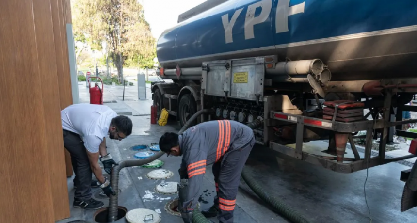 Combustibles: c&oacute;mo es el plan de las petroleras para normalizar el suministro