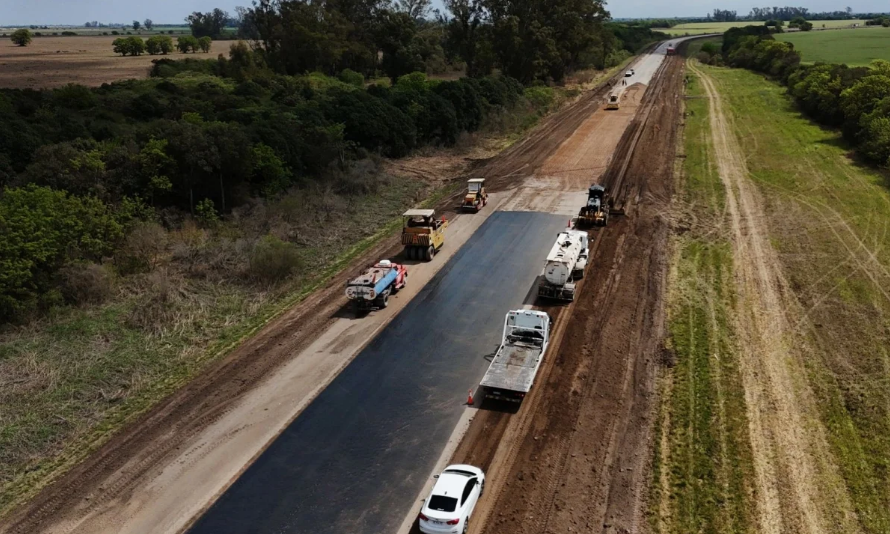 Más del 60% ejecutado: la Provincia avanza con la repavimentación de la ruta 4 entre La Pelada y María Luisa