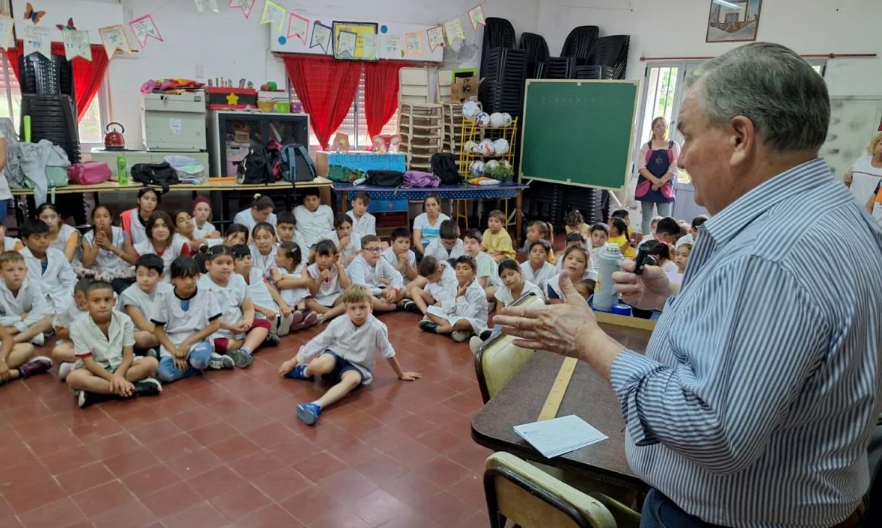 El senador Michlig entregó en Huanqueros y La Clara valiosos aportes legislativos