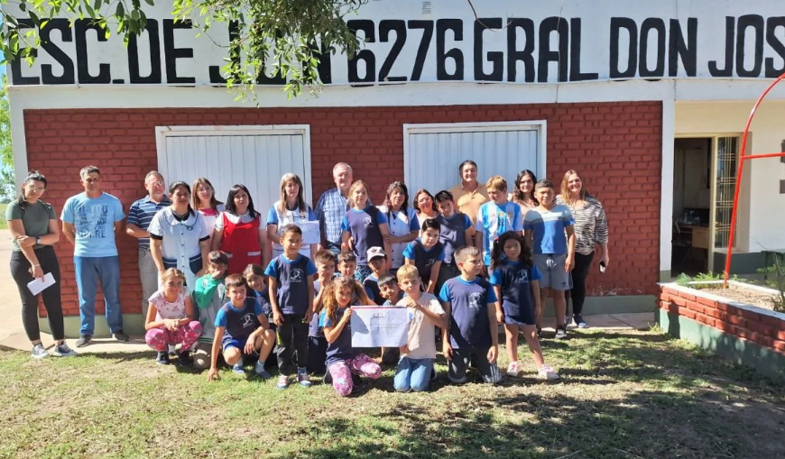 El Senador Michlig y el Diputado González entregaron un aportes FANI y PFI a la Escuela N° 6276 de Aguará Grande