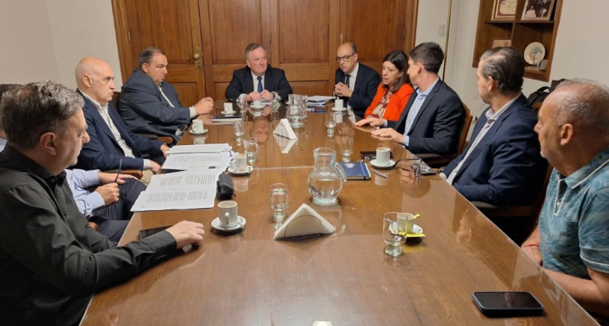 Reuni&oacute;n para evaluar obra del anexo y puesta en valor de la Plaza frente a Legislatura