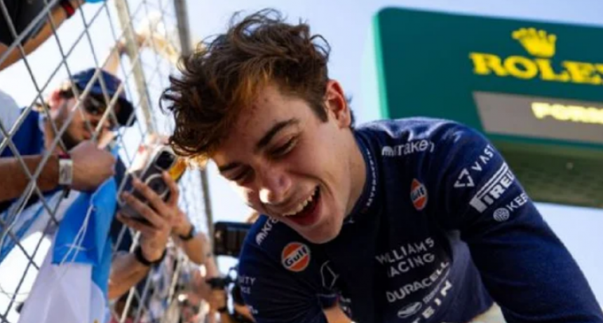 Colapinto celebr&oacute; su carrera en las redes sociales