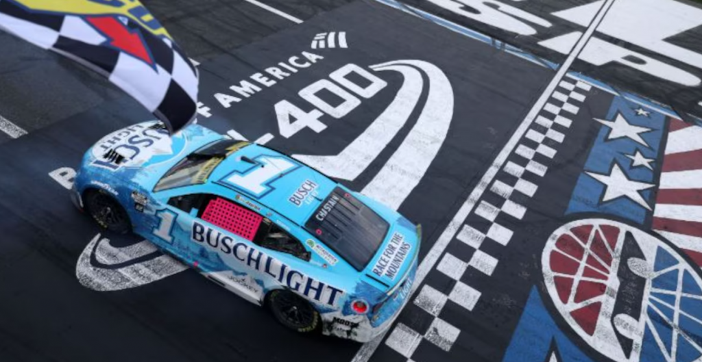 Trompos, choques y un inesperado cruce en reversa de la meta: la increíble definición del Nascar que recorre el mundo