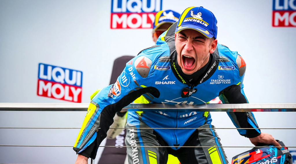 El español Raúl Fernández estrenó su palmarés de victorias en MotoGP™