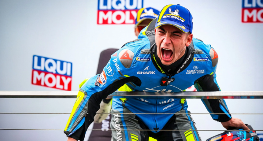 El español Raúl Fernández estrenó su palmarés de victorias en MotoGP™