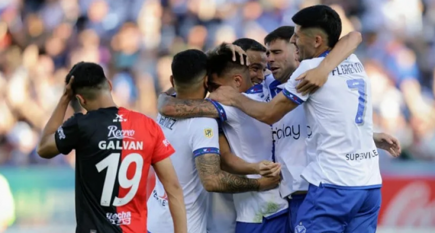 Col&oacute;n perdi&oacute; con V&eacute;lez pero se fue aliviado por tener otra chance