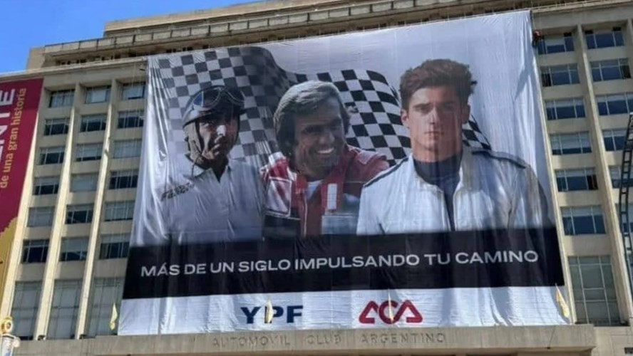 Colocaron una bandera gigante de Franco Colapinto junto a Fangio y Reutemann: ¿dónde está y cómo verla?