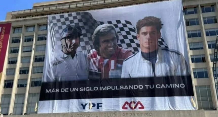 Colocaron una bandera gigante de Franco Colapinto junto a Fangio y Reutemann: &iquest;d&oacute;nde est&aacute; y c&oacute;mo verla?