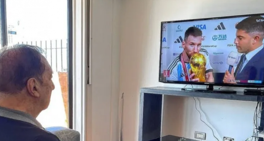 La emocionante imagen de Bilardo viendo a Messi con la copa