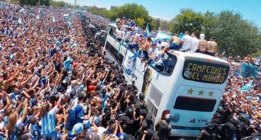 La caravana mas grande del mundo saludo a los CAMPEONES