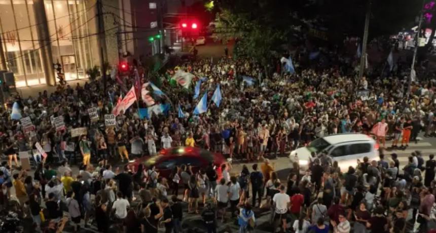 Cacerolazo en Boulevard contra del DNU de Milei